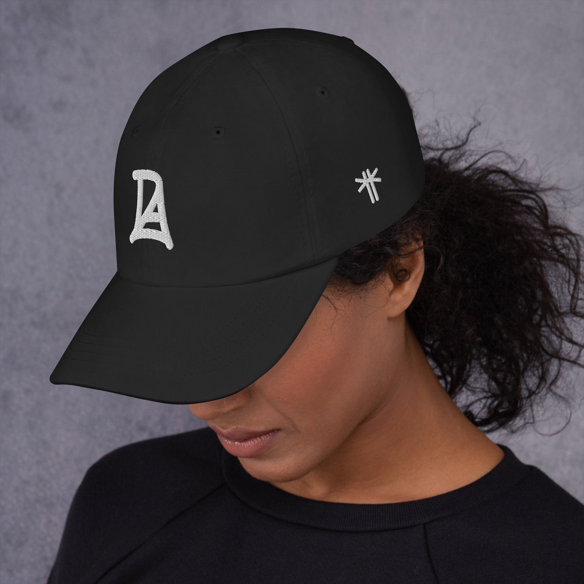 Casquette DLA HAT Khako Wear noire côté — broderie DLA identité africaine